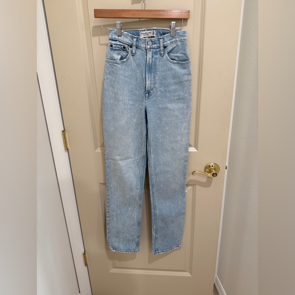 Abercrombie & Fitch Light Blue The 90’s Straight Ultra High Rise Jeans 24